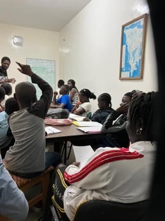 Jeunes de l'ASTA apprenant ensemble
